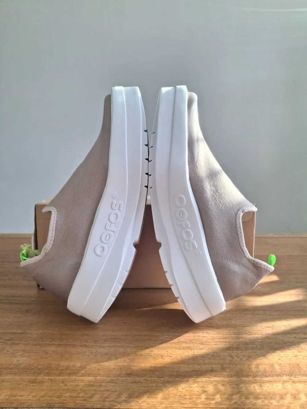 (New) OOFOS – OOmega eeZee Low Recovery Shoes (Nomad/White) – Women's 8